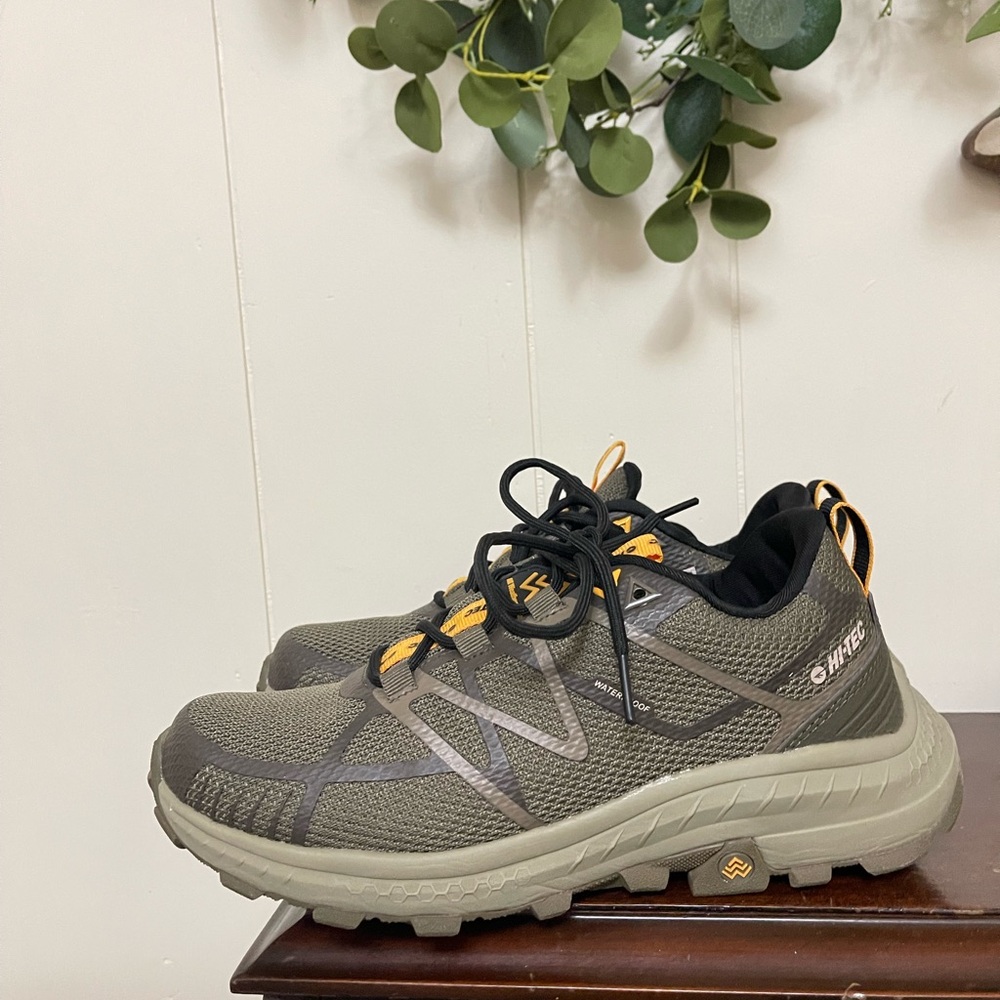 Hi-Tec Mauna Hiking Shoe - olive color Men's size 8